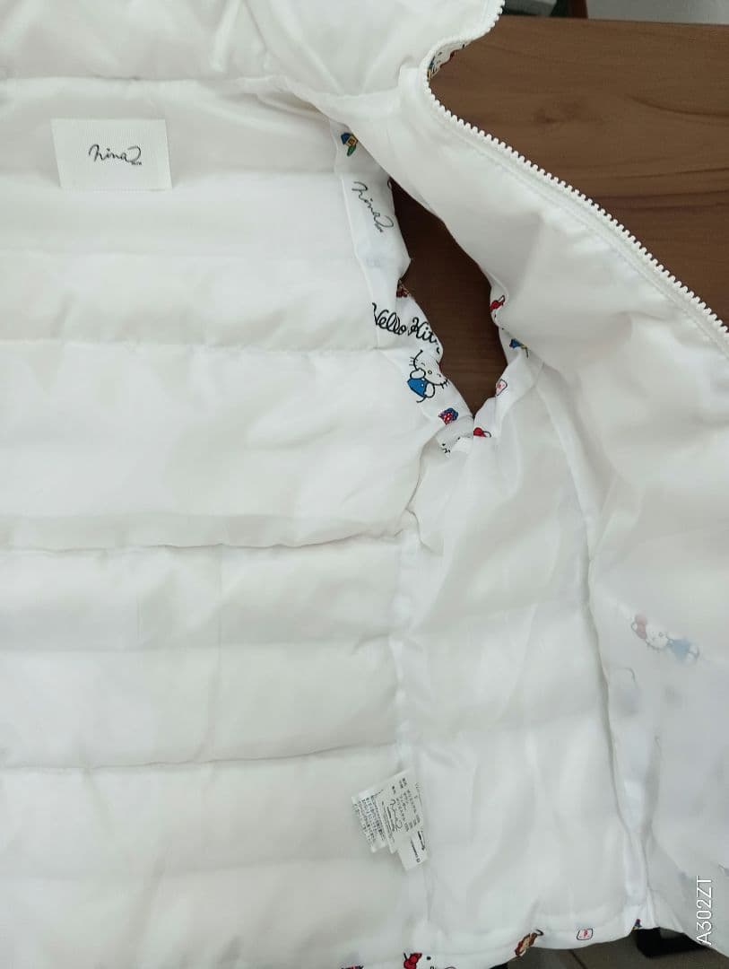 美品　ninamew ダウンベスト　ハローキティ　服　レディース