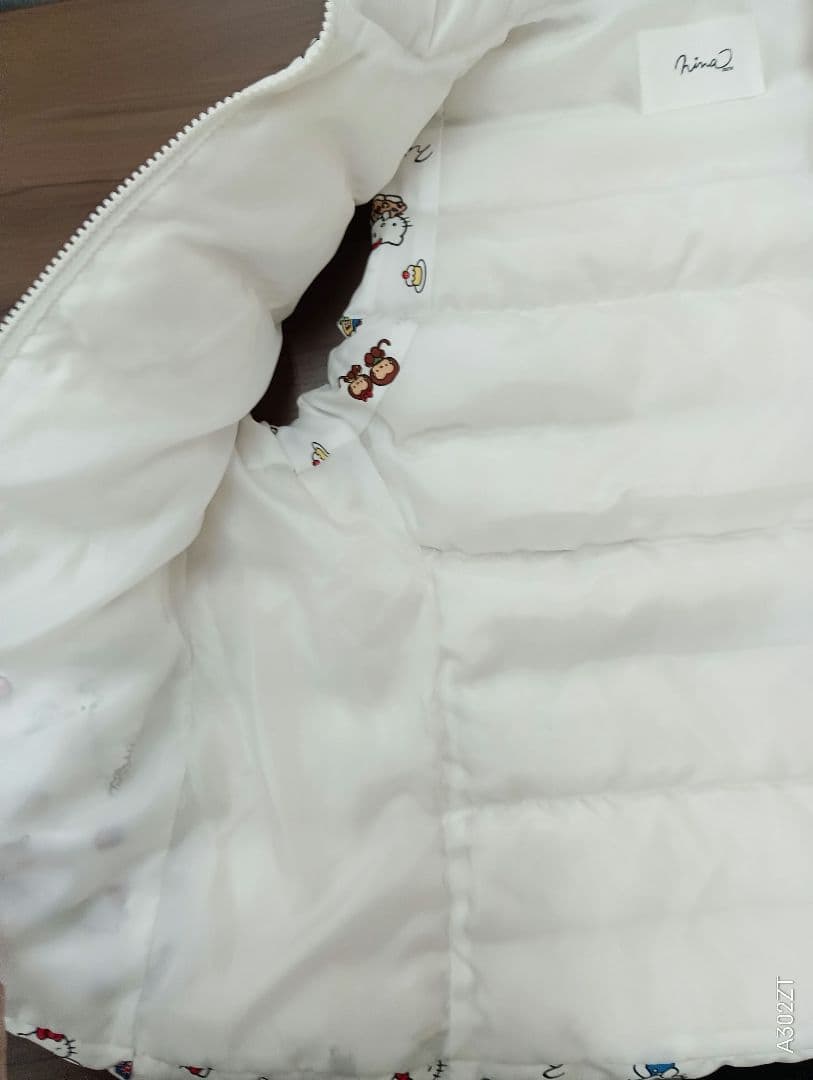 美品　ninamew ダウンベスト　ハローキティ　服　レディース