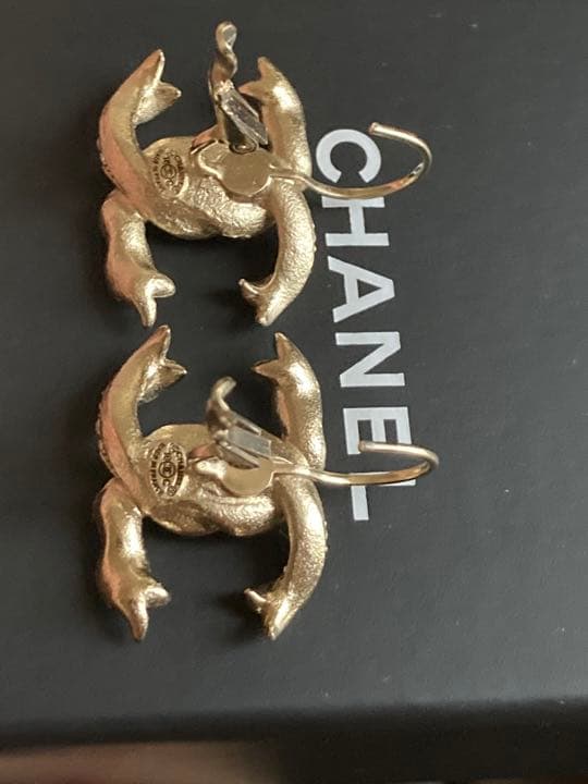シャネル❤️2018xmas限定❤️3Dリボンロゴ❤️揺れるピアス