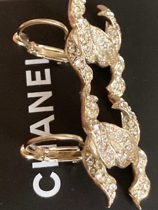 シャネル❤️2018xmas限定❤️3Dリボンロゴ❤️揺れるピアス