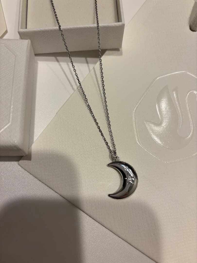SWAROVSKI 月 ネックレス