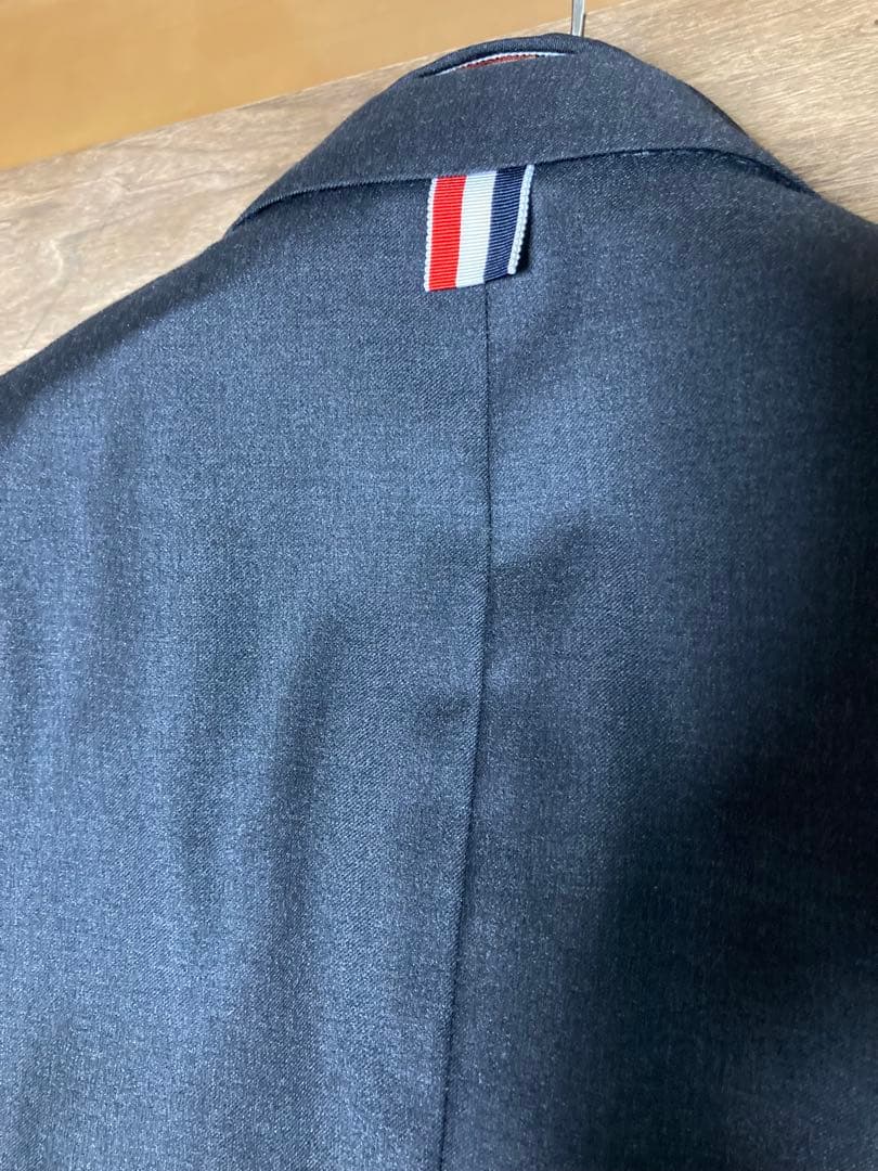 トムブラウン スーツ ハイアームホールタイプ　チャコール　ネクタイ付き