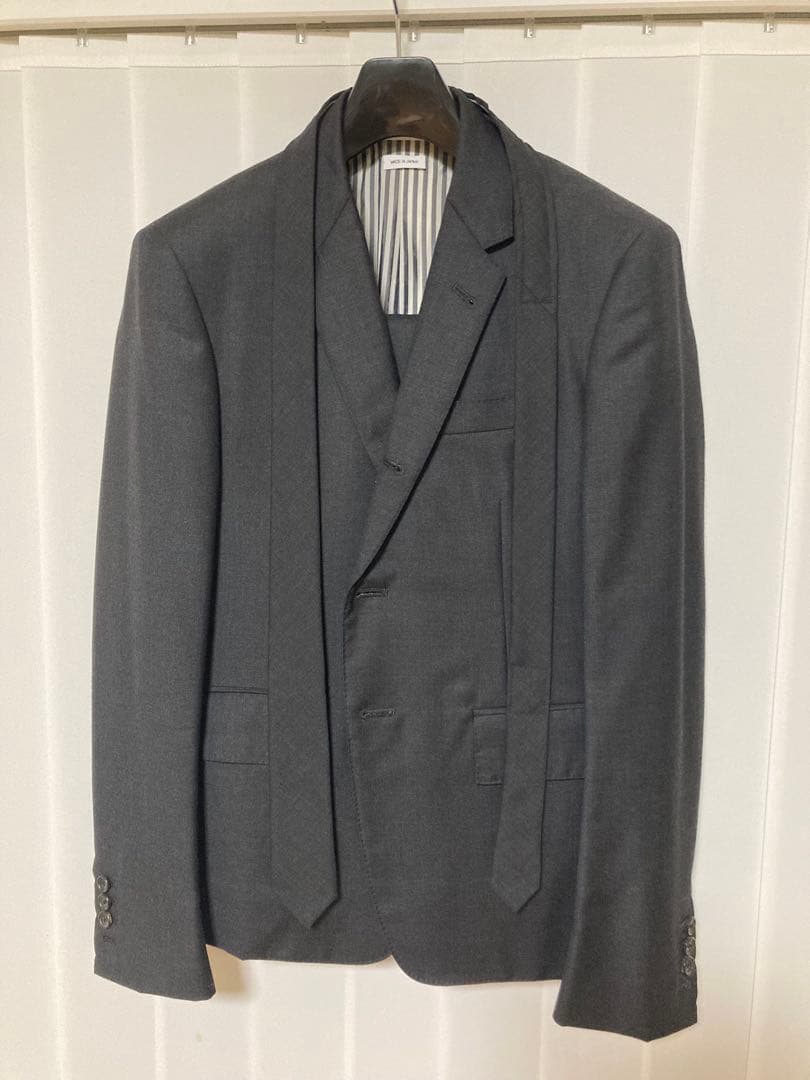 トムブラウン スーツ ハイアームホールタイプ　チャコール　ネクタイ付き