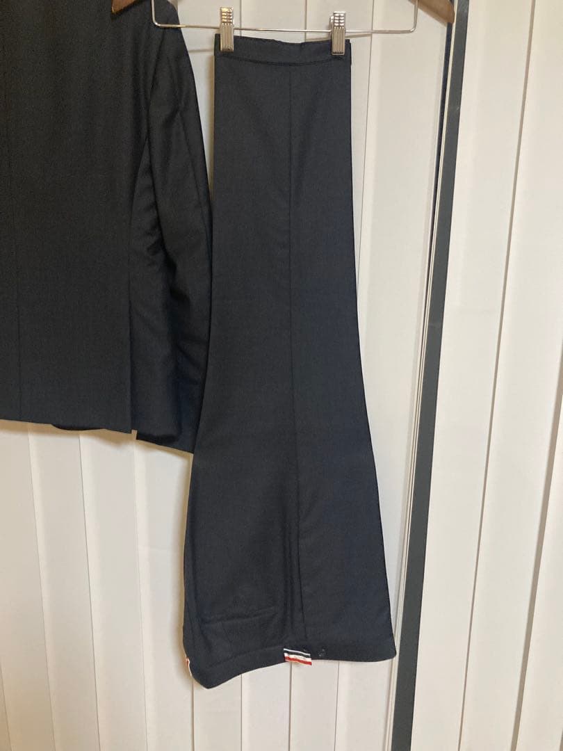 トムブラウン スーツ ハイアームホールタイプ　チャコール　ネクタイ付き