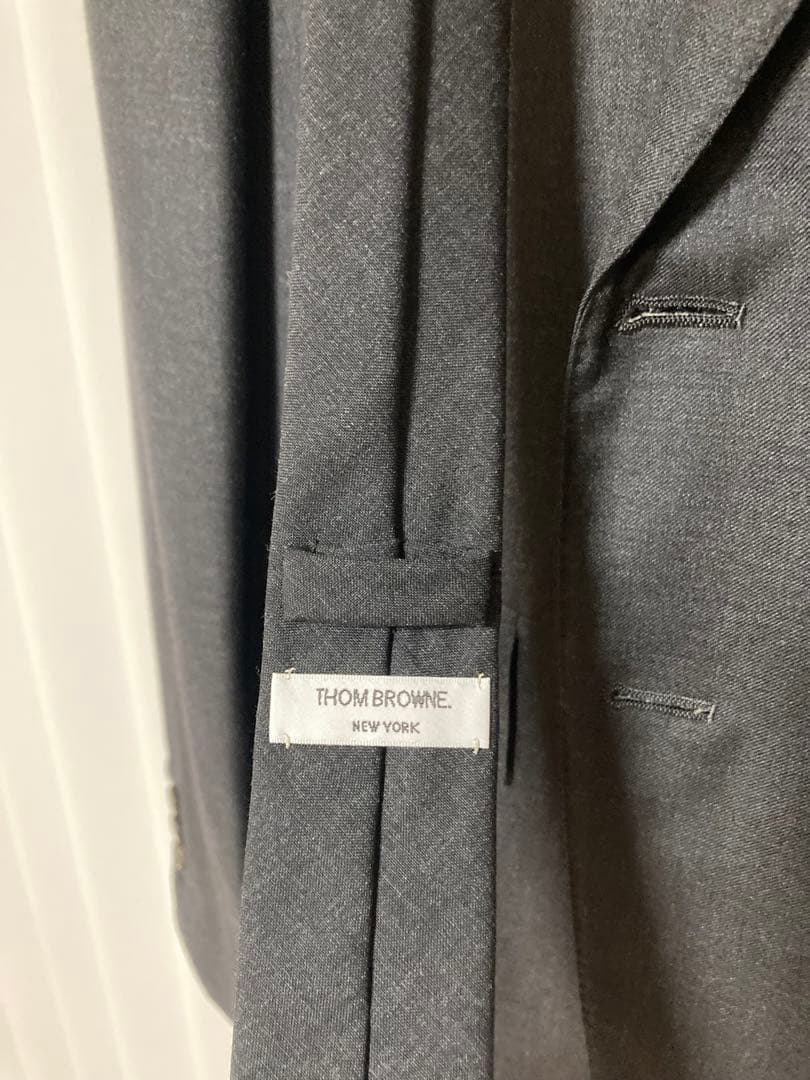 トムブラウン スーツ ハイアームホールタイプ　チャコール　ネクタイ付き