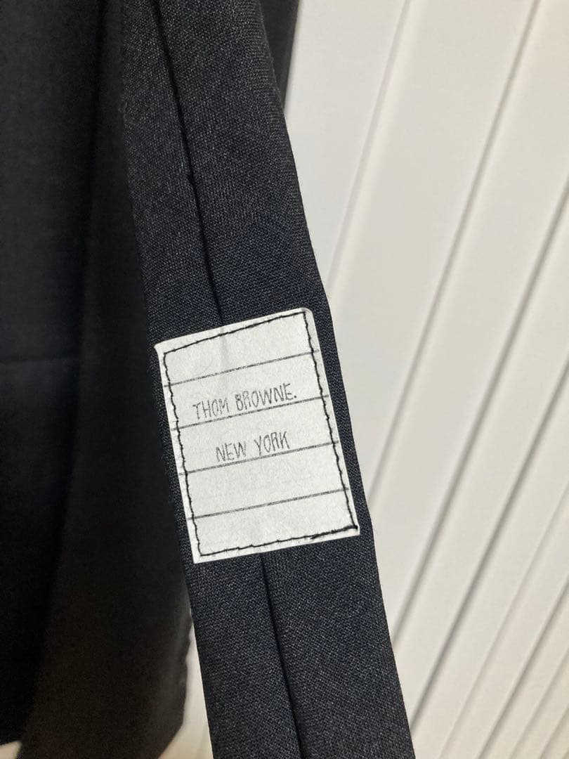 トムブラウン スーツ ハイアームホールタイプ　チャコール　ネクタイ付き