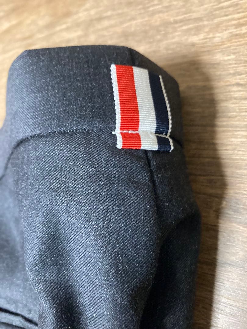 トムブラウン スーツ ハイアームホールタイプ　チャコール　ネクタイ付き