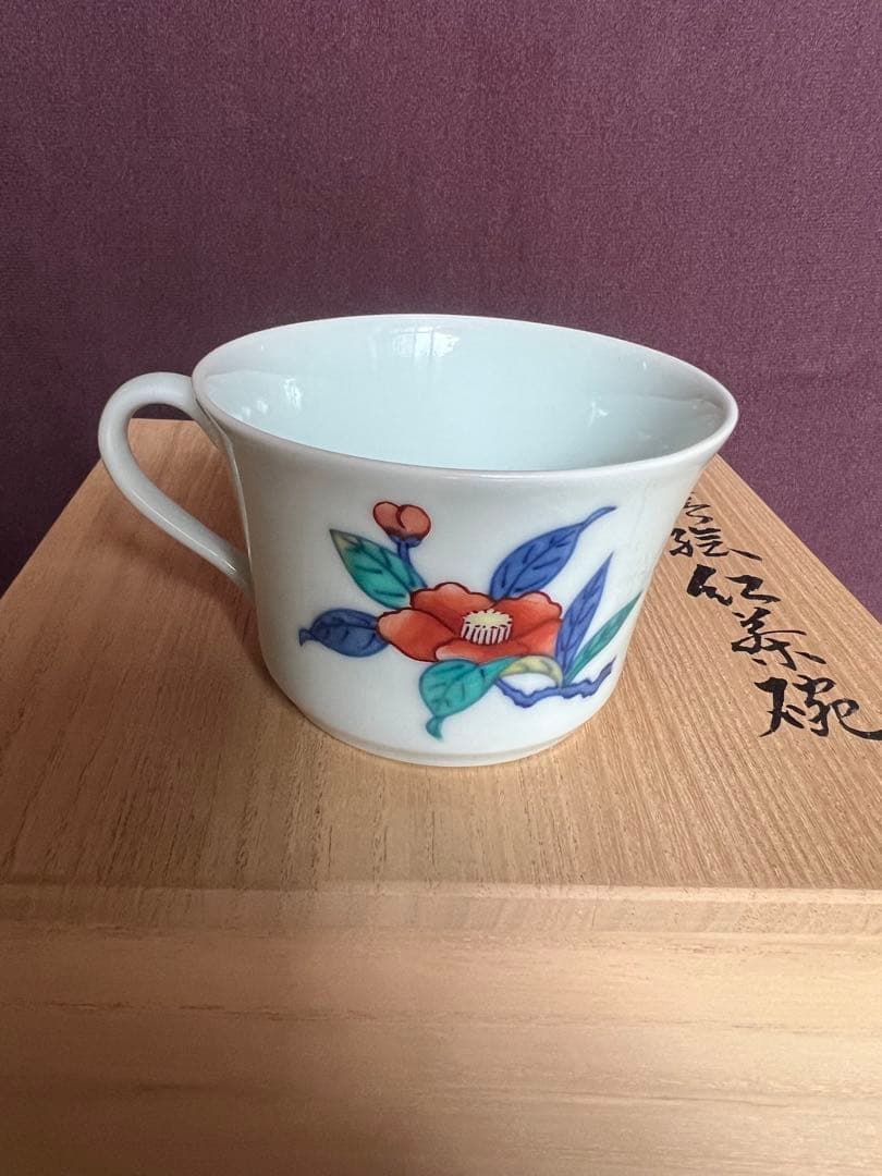 今泉今右衛門窯　14代　錦椿絵紅茶碗