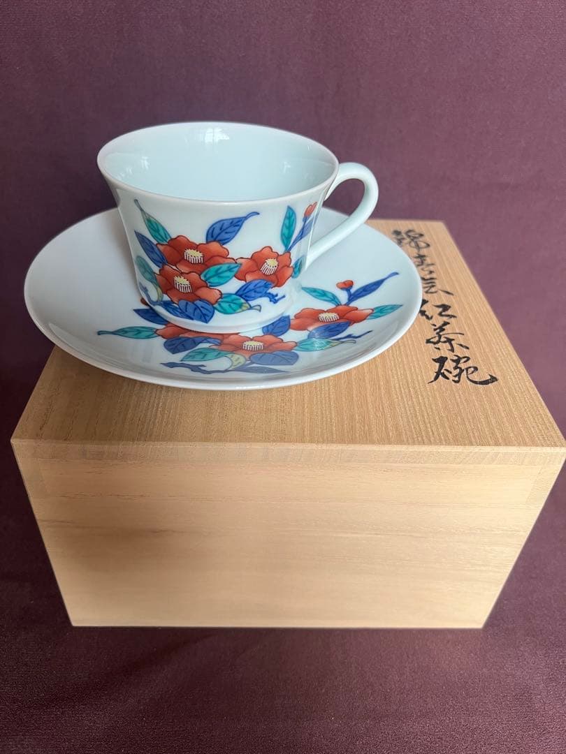 今泉今右衛門窯　14代　錦椿絵紅茶碗