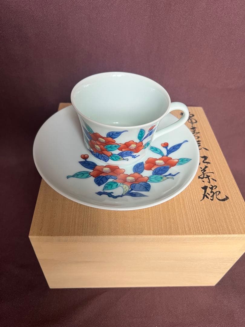 今泉今右衛門窯　14代　錦椿絵紅茶碗