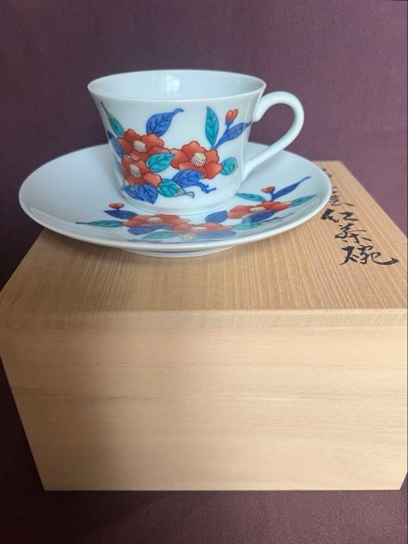 今泉今右衛門窯　14代　錦椿絵紅茶碗