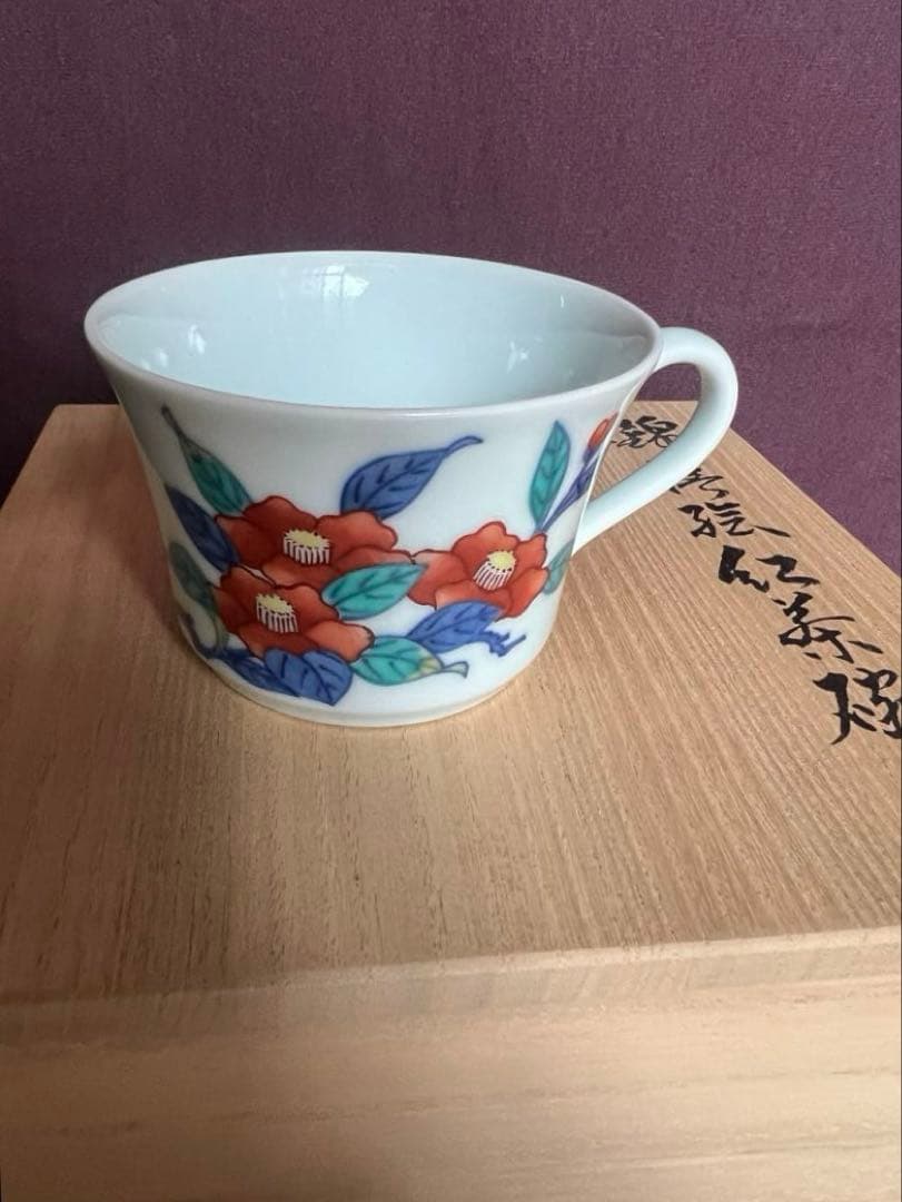 今泉今右衛門窯　14代　錦椿絵紅茶碗