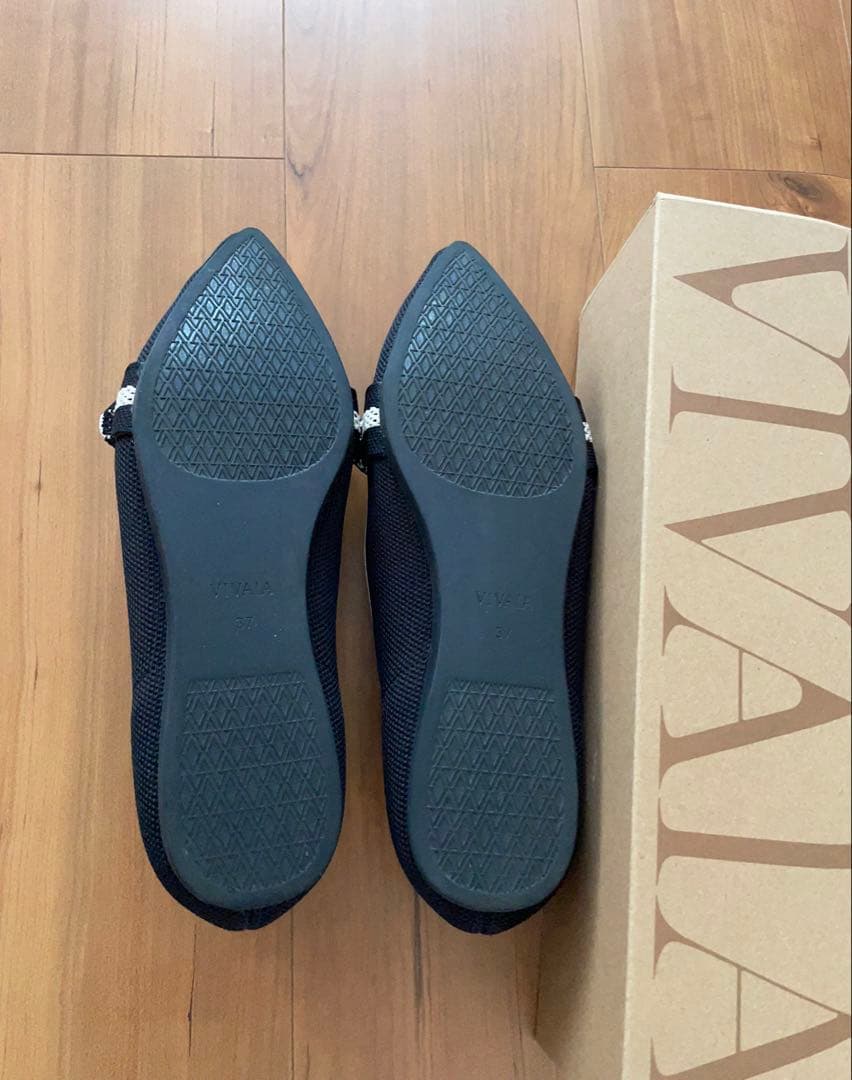 VIVAIA ブラックリボン付きフラットシューズ