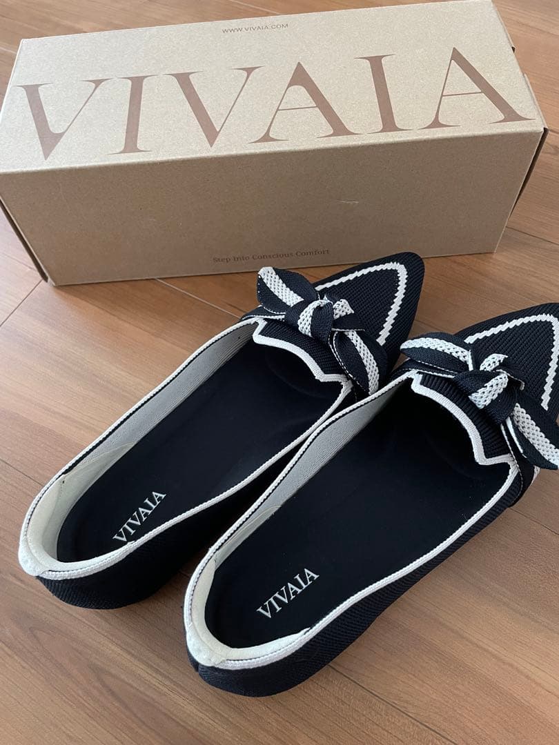 VIVAIA ブラックリボン付きフラットシューズ