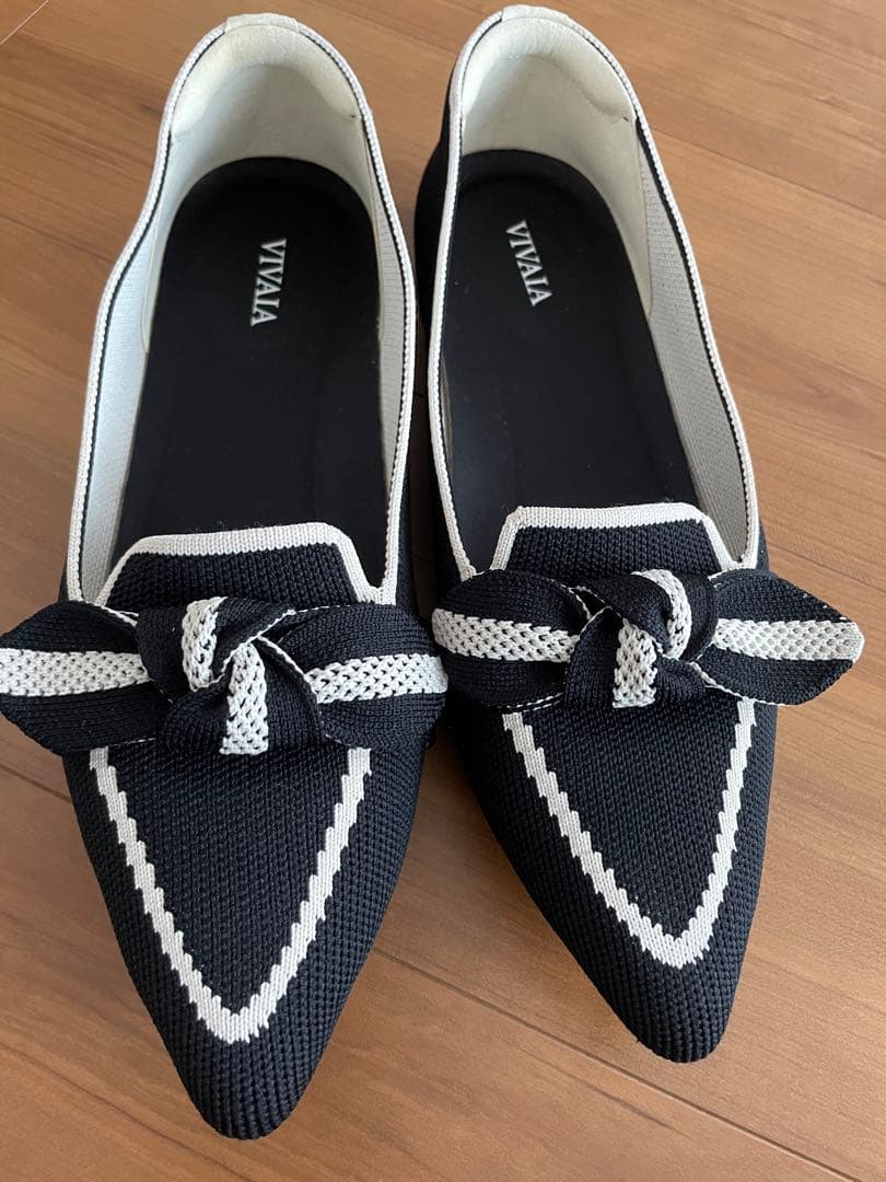 VIVAIA ブラックリボン付きフラットシューズ