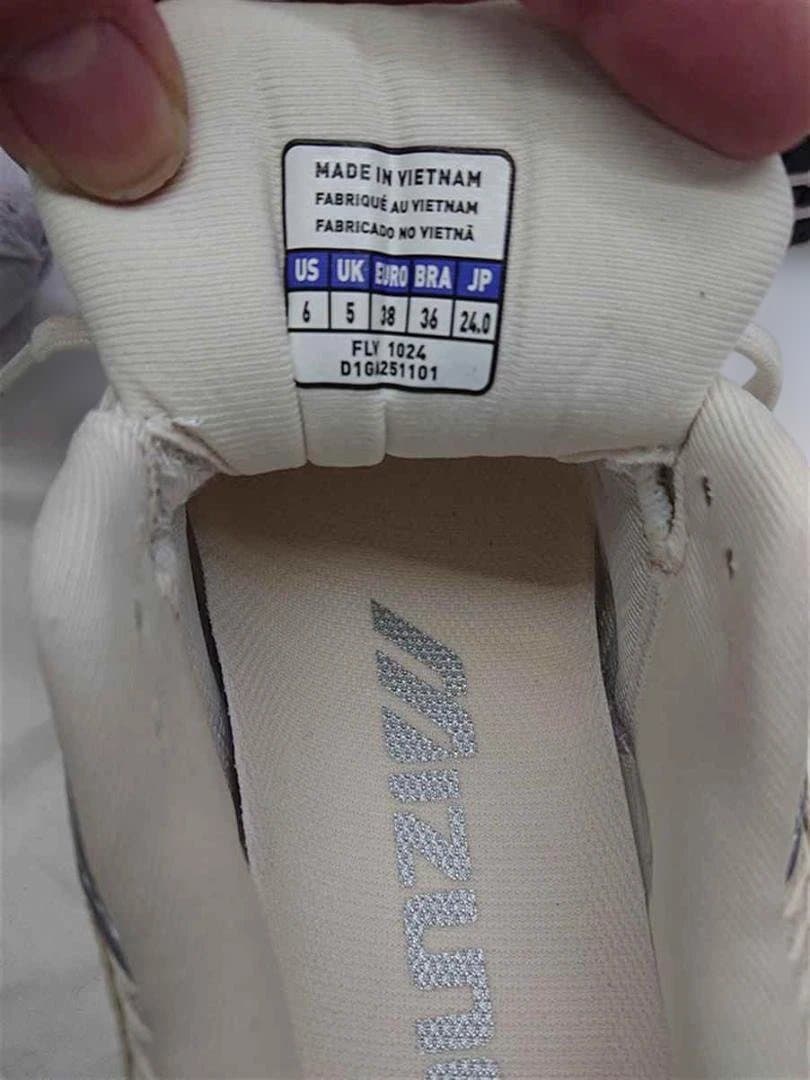 ♡ミズノ Mizuno ウェーブプロフェシー スニーカー 24.0cm