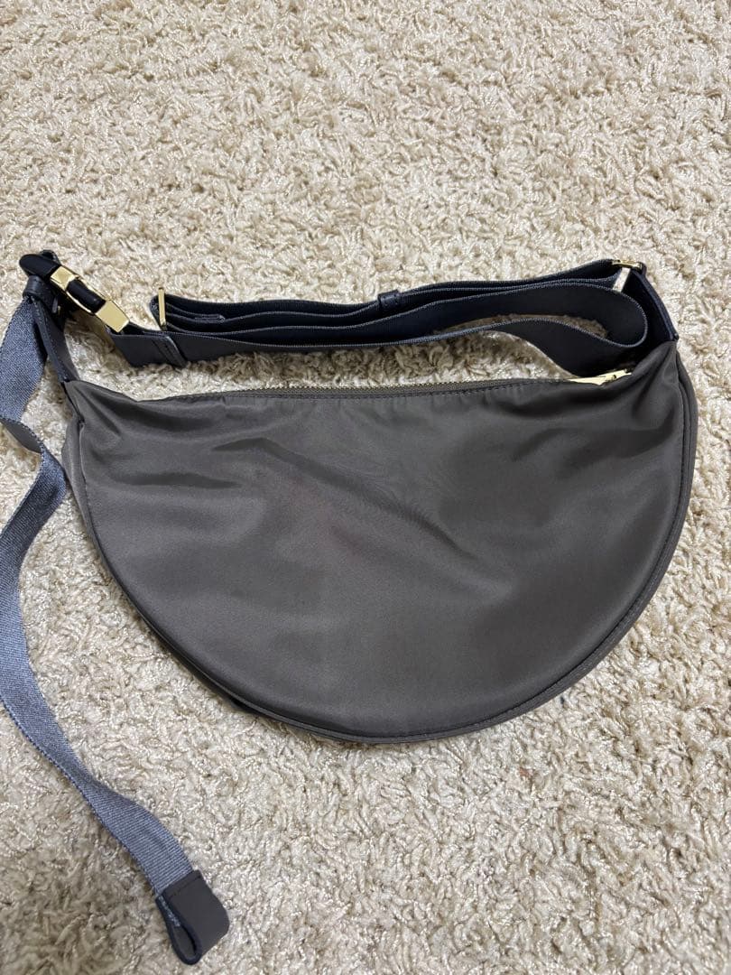 ヴィオラドーロ ボディバッグ レディース カーキ