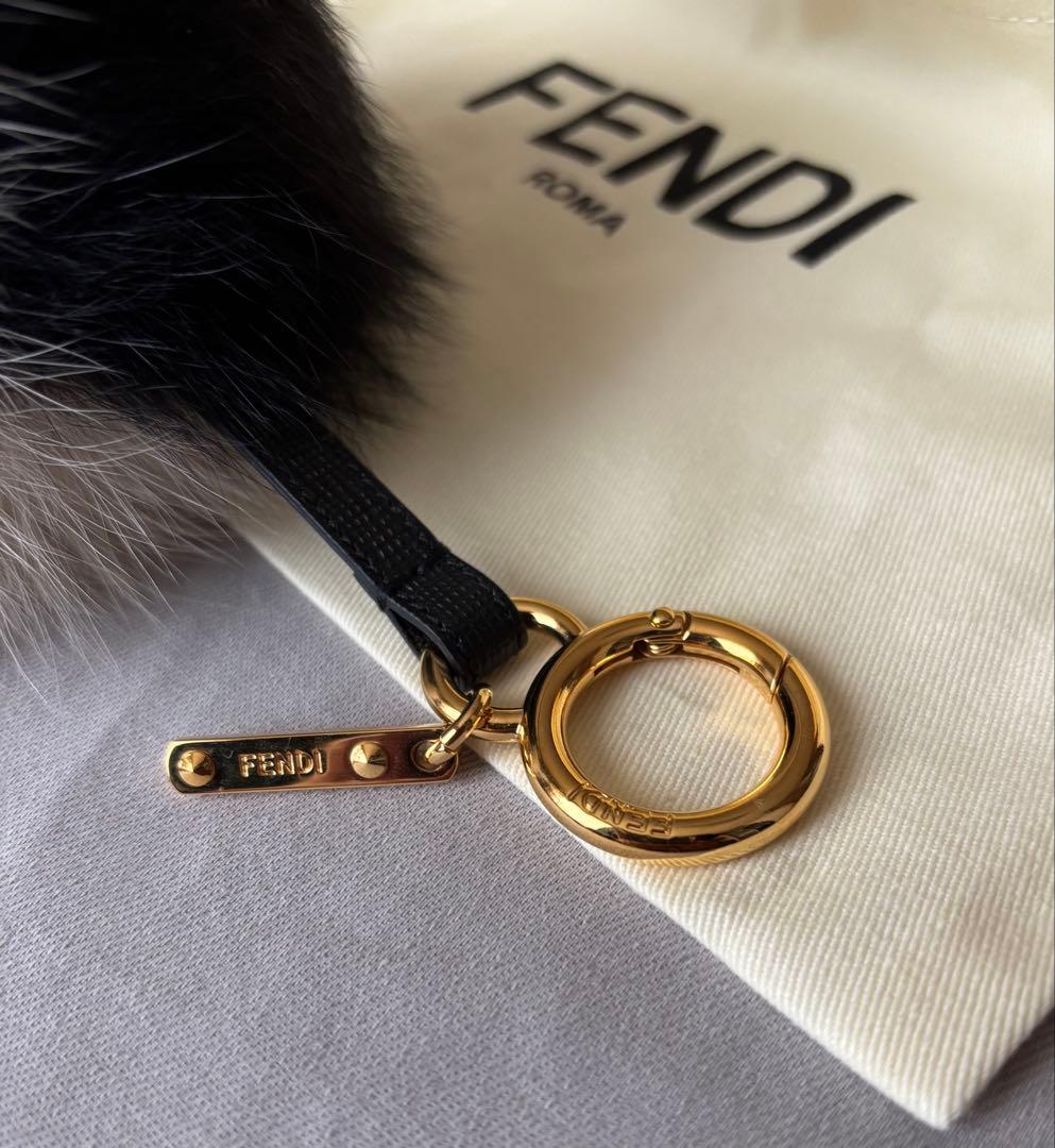 FENDI ポンポン チャーム ブラック/ホワイト