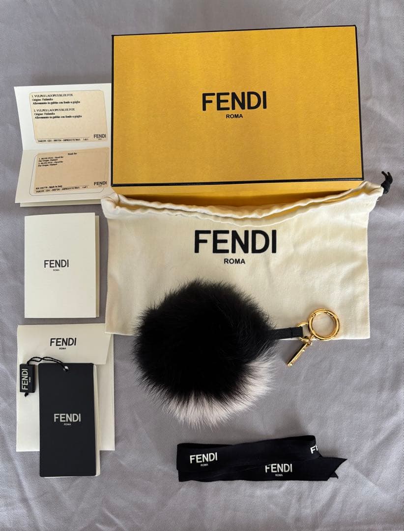 FENDI ポンポン チャーム ブラック/ホワイト