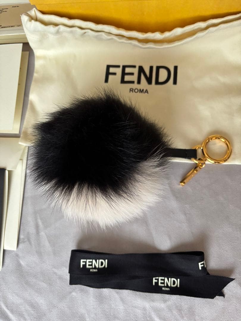 FENDI ポンポン チャーム ブラック/ホワイト