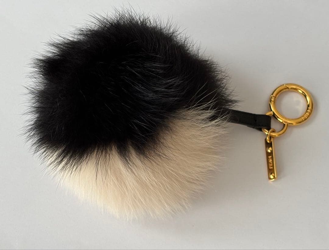 FENDI ポンポン チャーム ブラック/ホワイト