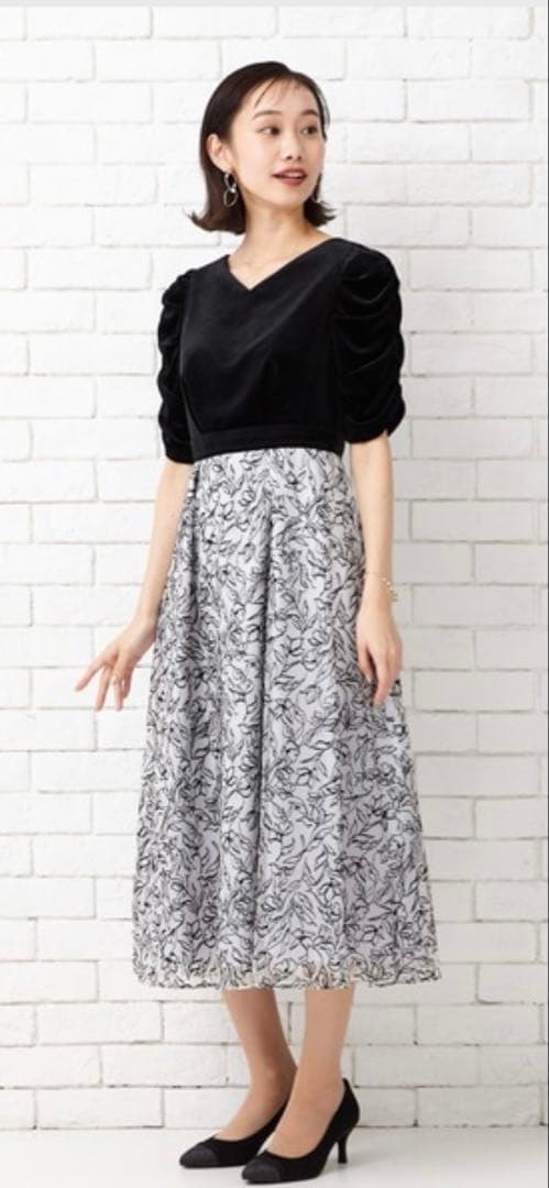 AIMER ベロア袖フロッキーフレアドレス 黒 白 エメ