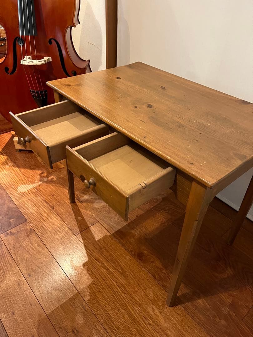 木製シンプルデザインの学習机　パイン材