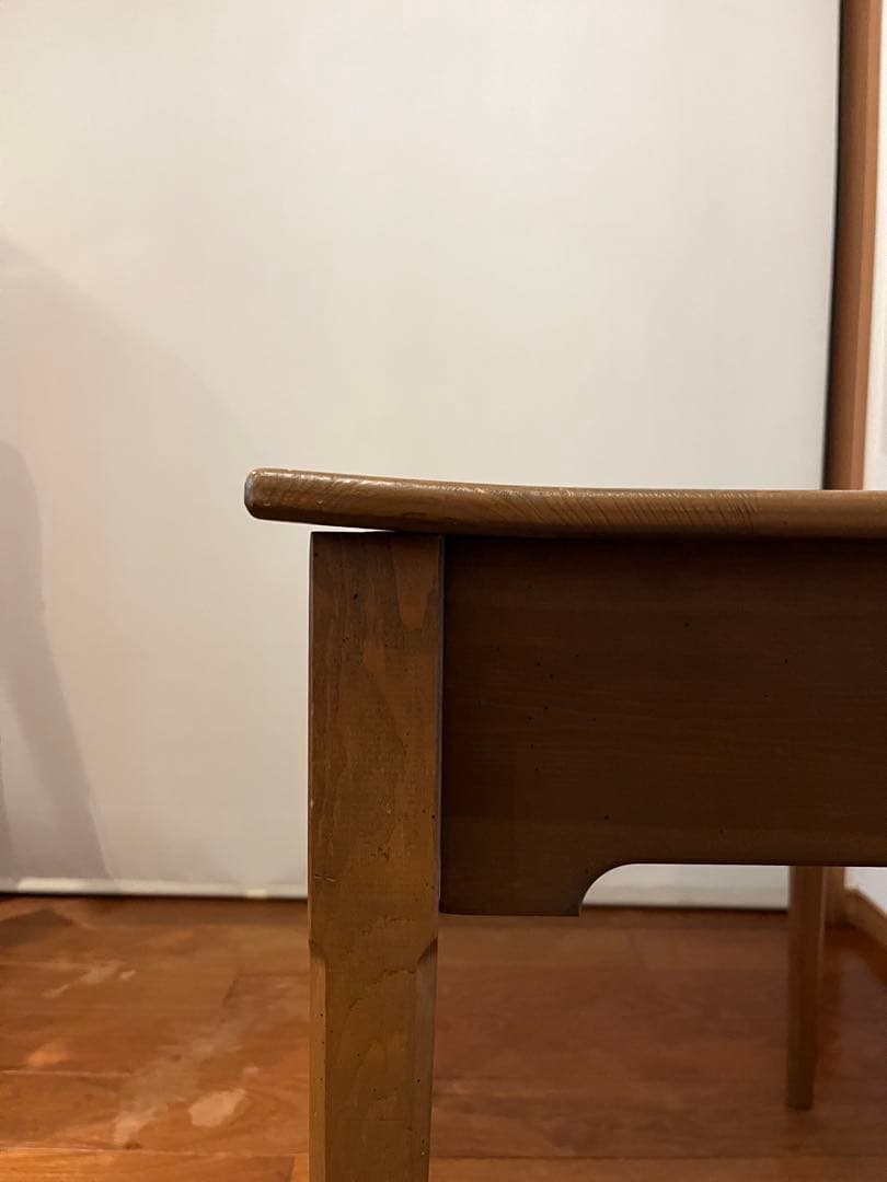 木製シンプルデザインの学習机　パイン材