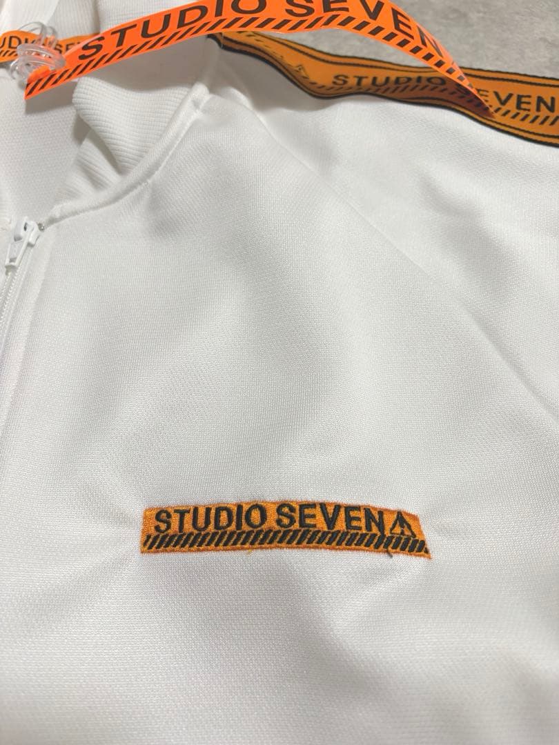 新品タグ付き！STUDIOSEVEN ホワイト ジップアップジャケット　ジャージ