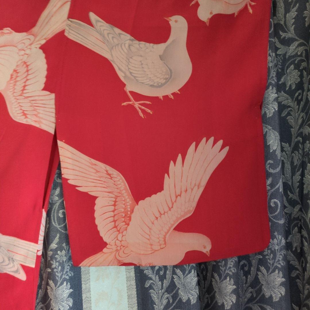ぽ*ょ様 超珍品　正絹　超珍品極細縮緬　 赤地可愛い鳩沢山　長襦袢