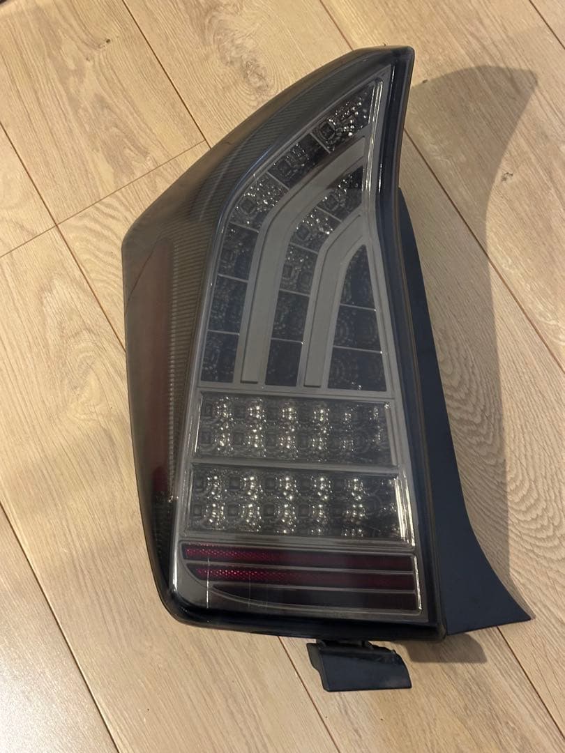 30 プリウス テールランプ レヴィーア