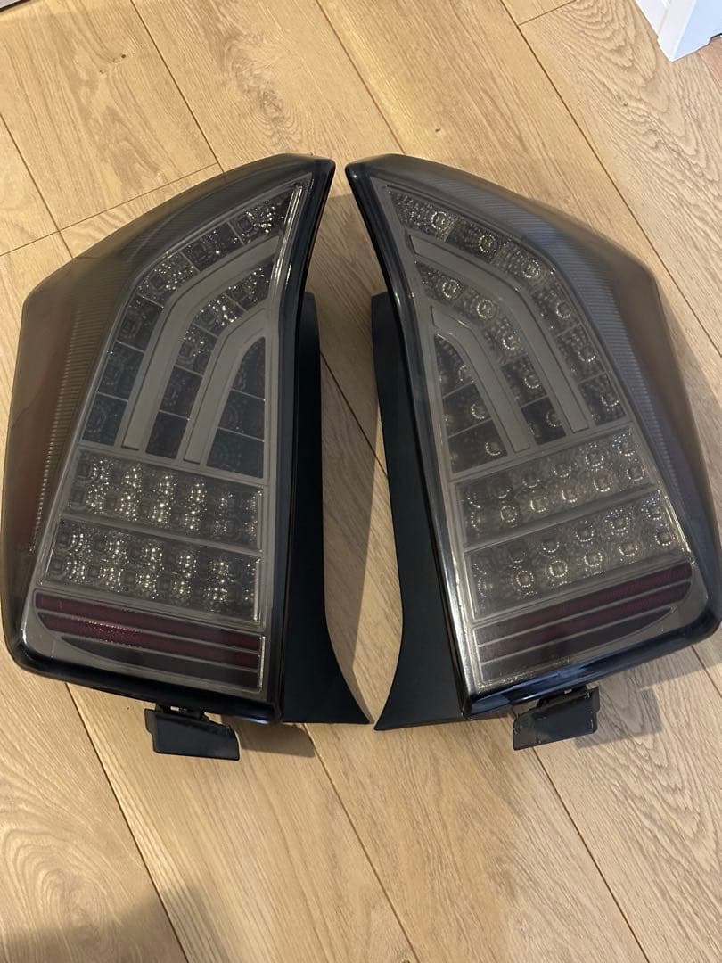 30 プリウス テールランプ レヴィーア