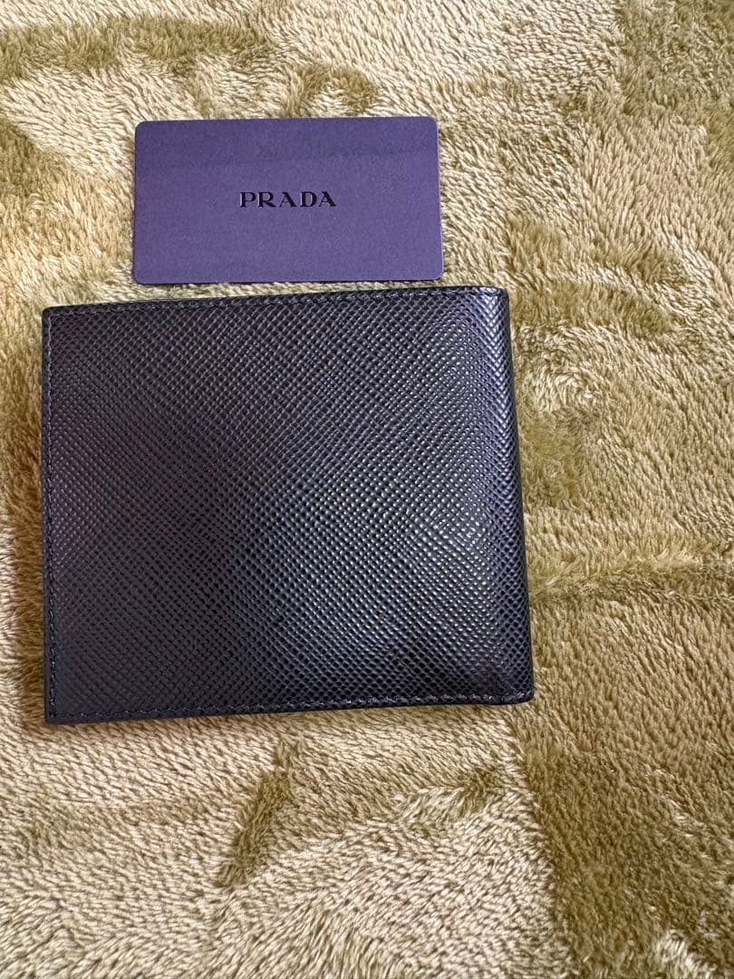 PRADA 黒 二つ折り財布未使用品