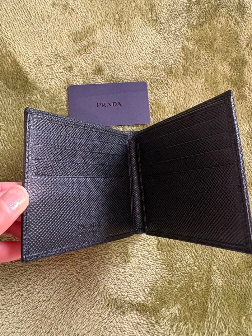 PRADA 黒 二つ折り財布未使用品