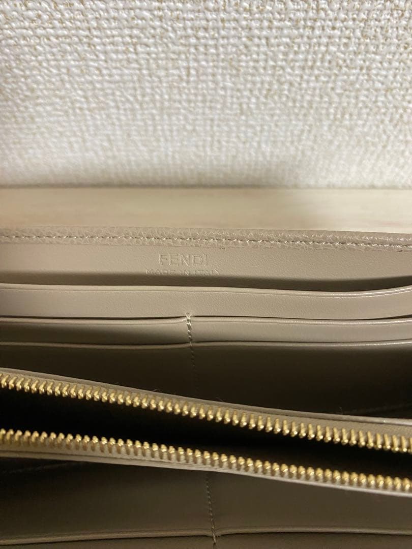 【美品】FENDI エフ イズ フェンディ レザー 二つ折り長財布