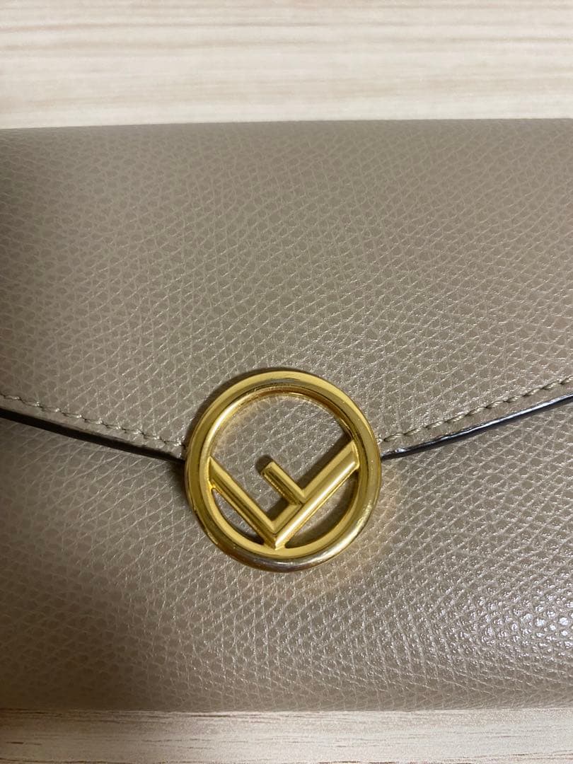 【美品】FENDI エフ イズ フェンディ レザー 二つ折り長財布
