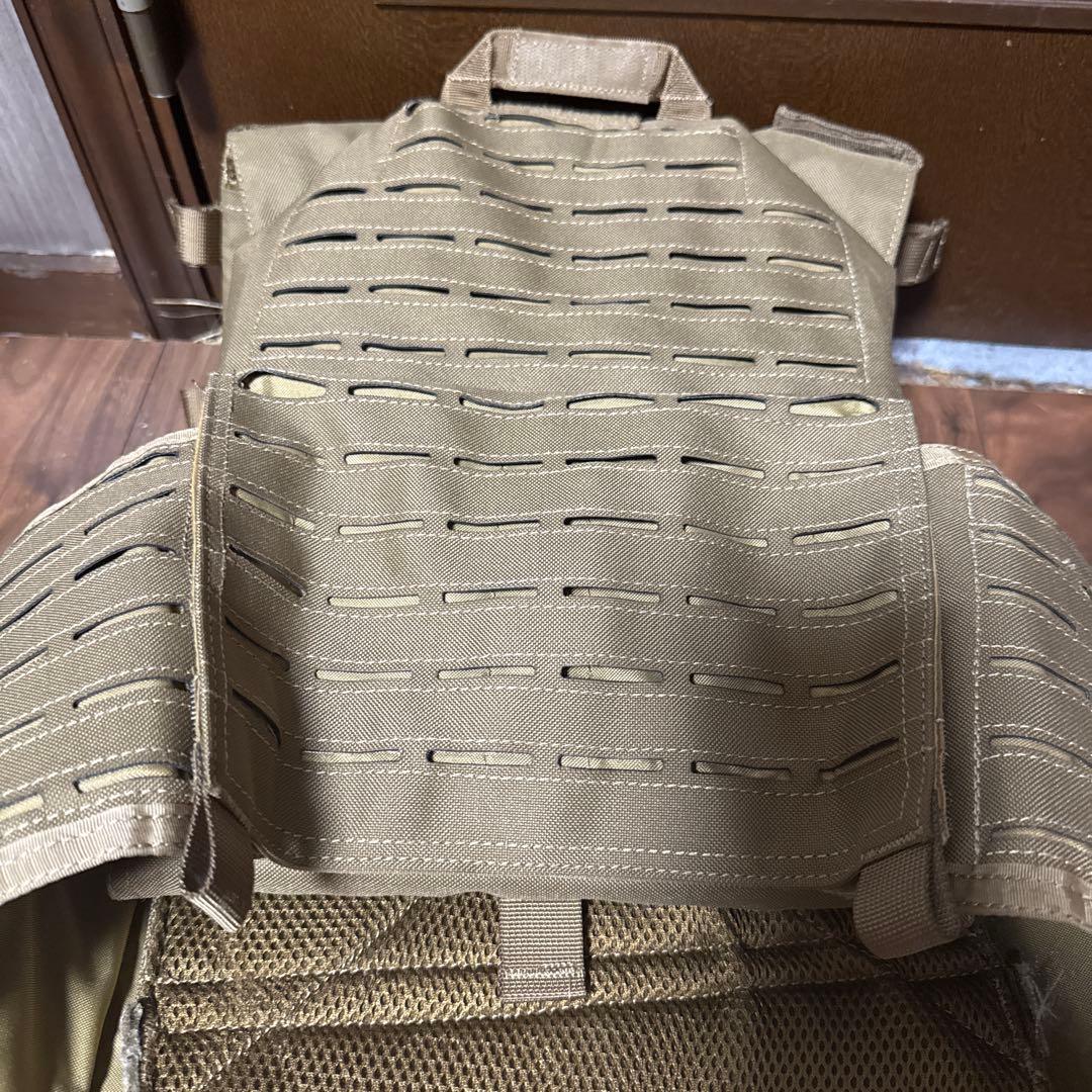 最終値引きですBULLDOGTACTICAL 実物プレートキャリア