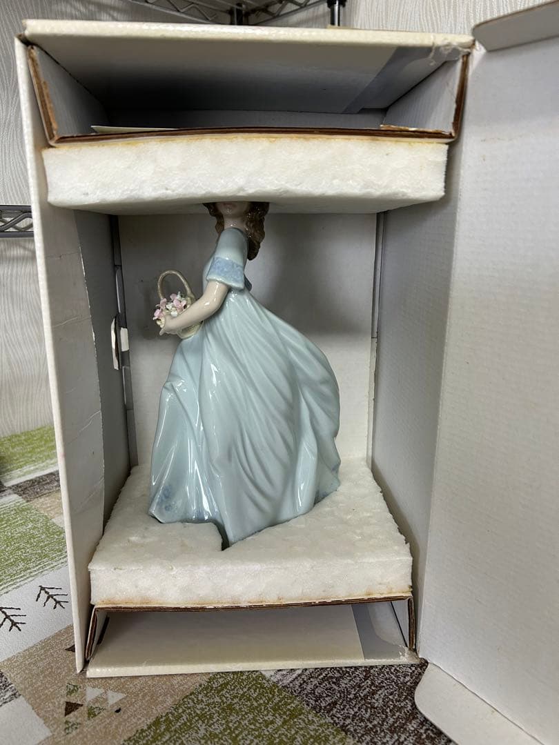 リヤドロLLADRO【超美品・希少】　　　　　　　　　箱入り〘春のお庭に帰って〙