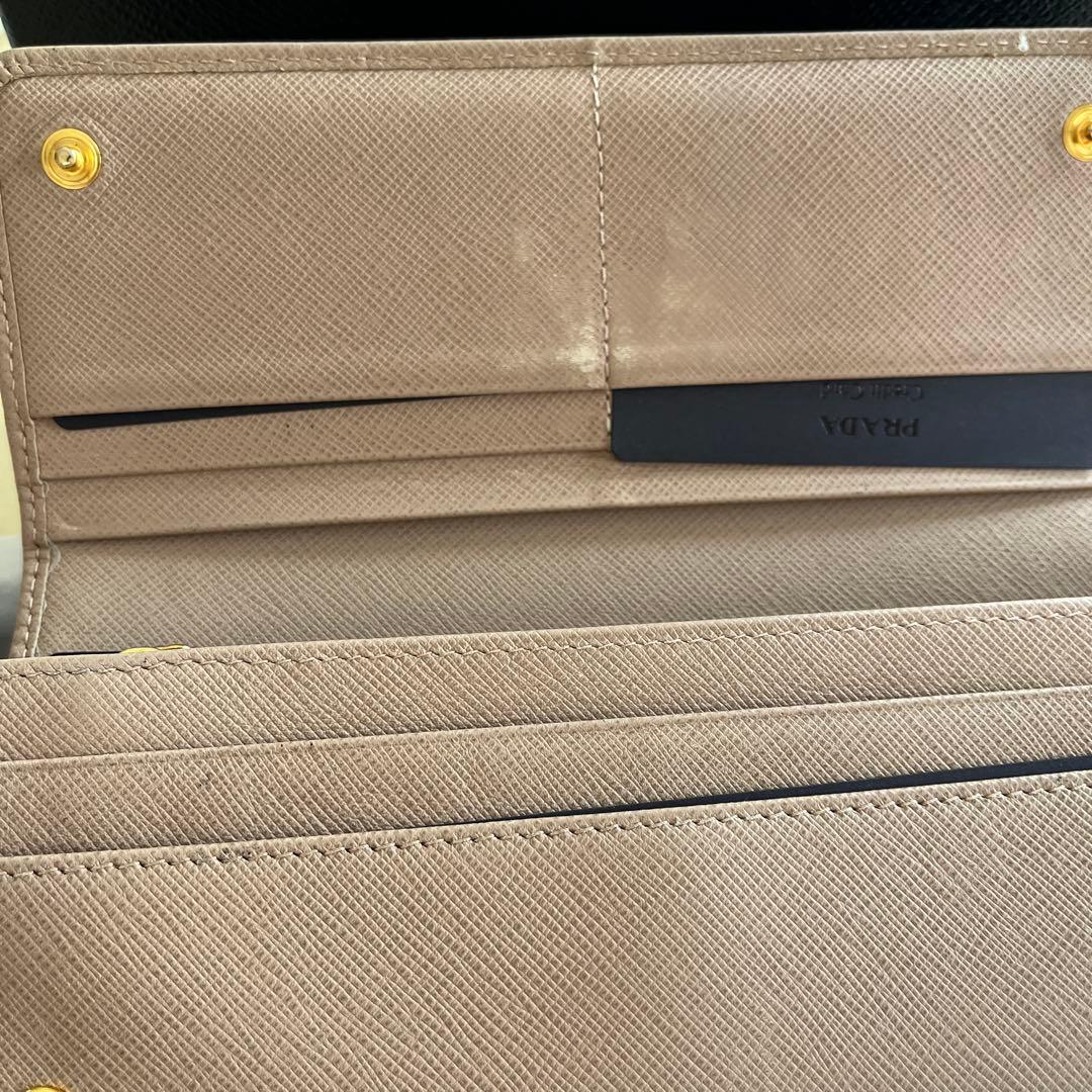 あけみ♡ PRADA リボン付き長財布 ベージュ