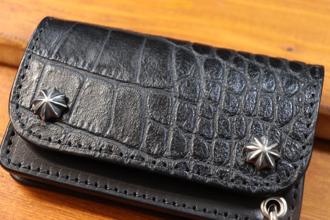 型押しクロコミニトラッカーウォレット　シルバー925アポロ コンチョ付き