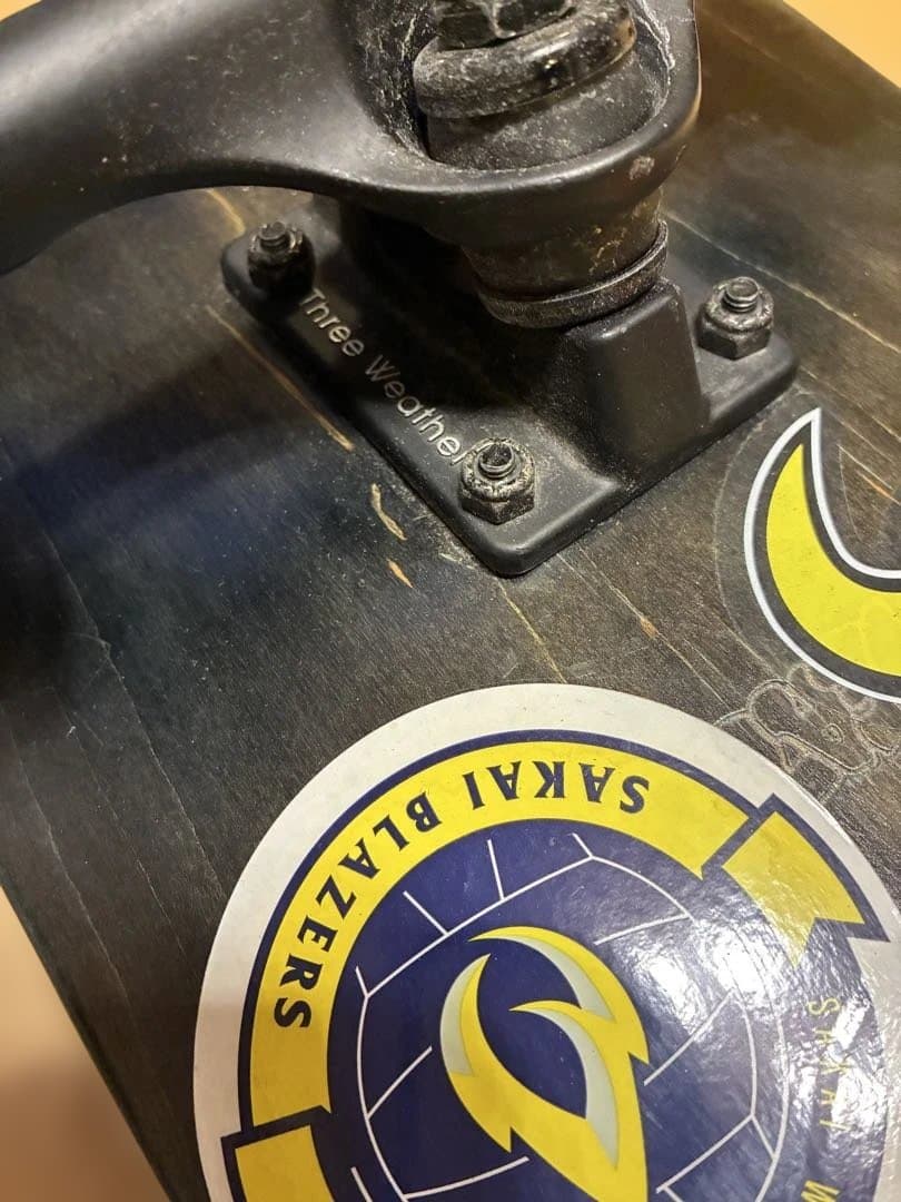 THREE WEATHER スケボーセット　ヘルメット　ニープロテクター