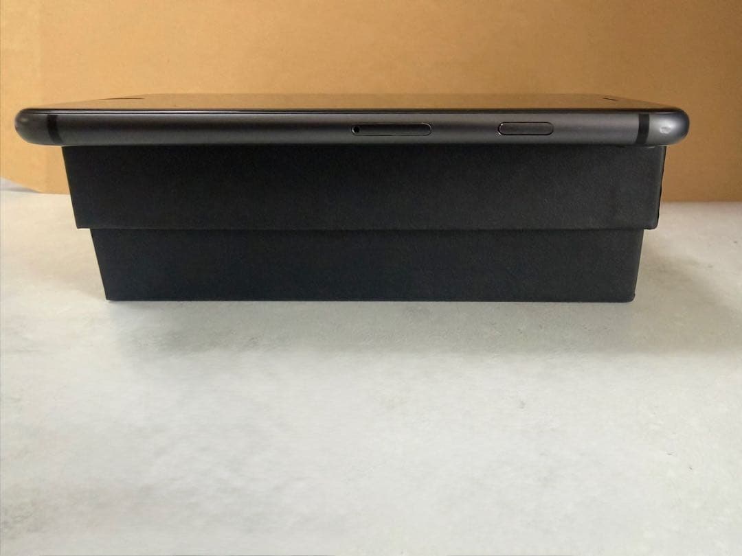 iPhone8 64GB スペースグレイ SIMフリー 耐衝撃ケース付き