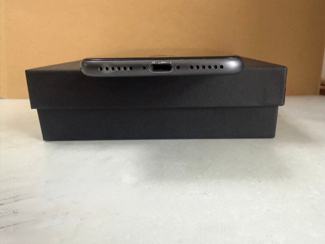 iPhone8 64GB スペースグレイ SIMフリー 耐衝撃ケース付き