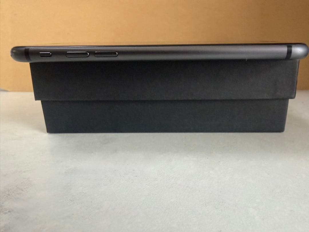 iPhone8 64GB スペースグレイ SIMフリー 耐衝撃ケース付き