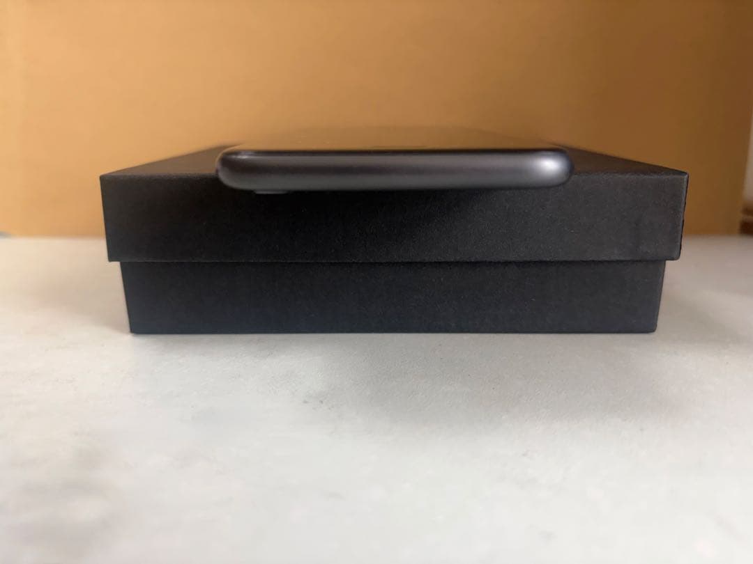 iPhone8 64GB スペースグレイ SIMフリー 耐衝撃ケース付き