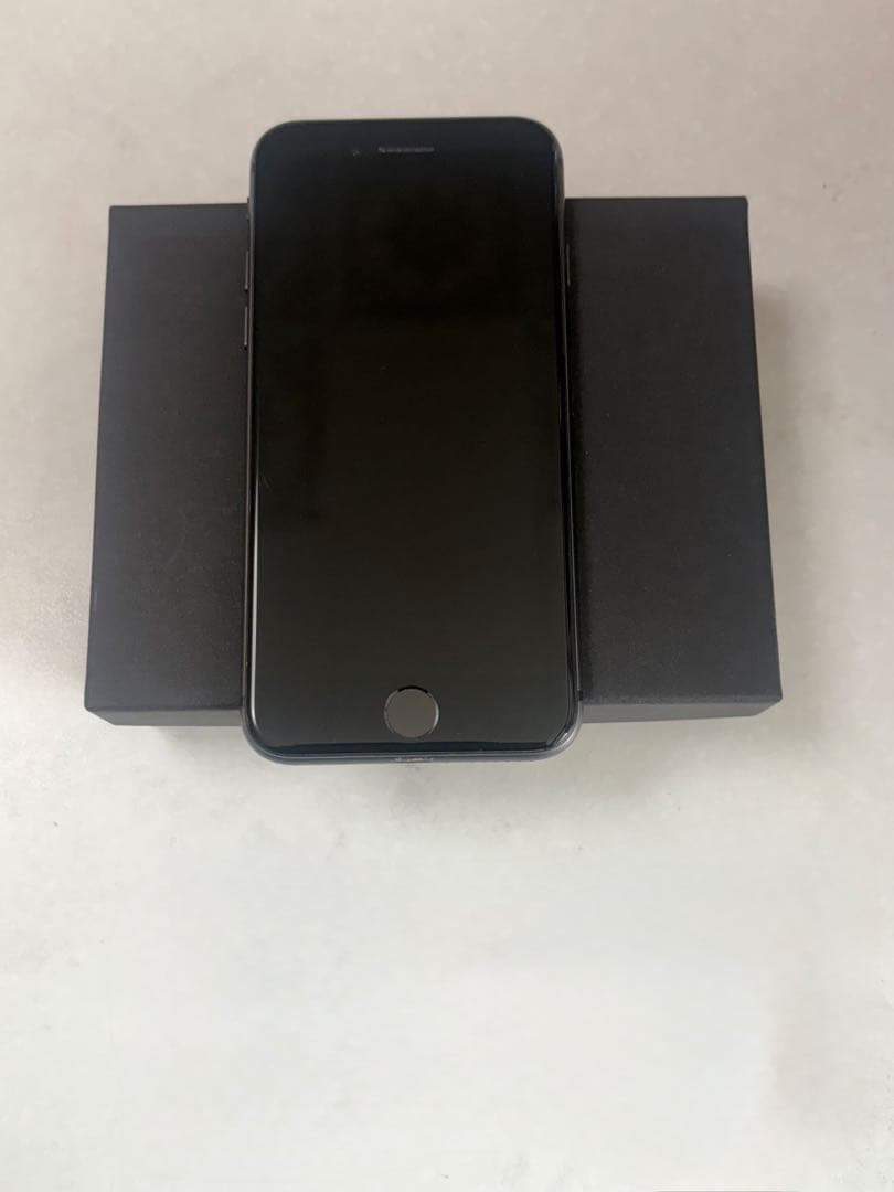 iPhone8 64GB スペースグレイ SIMフリー 耐衝撃ケース付き