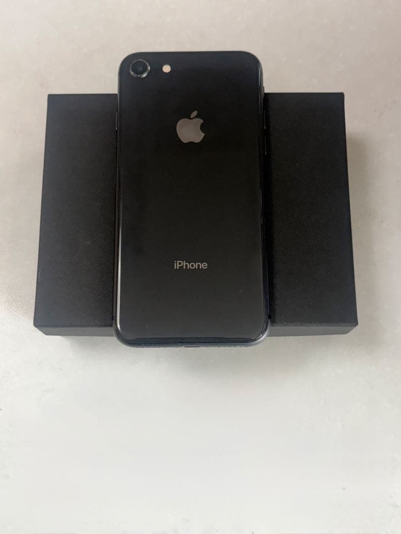 iPhone8 64GB スペースグレイ SIMフリー 耐衝撃ケース付き