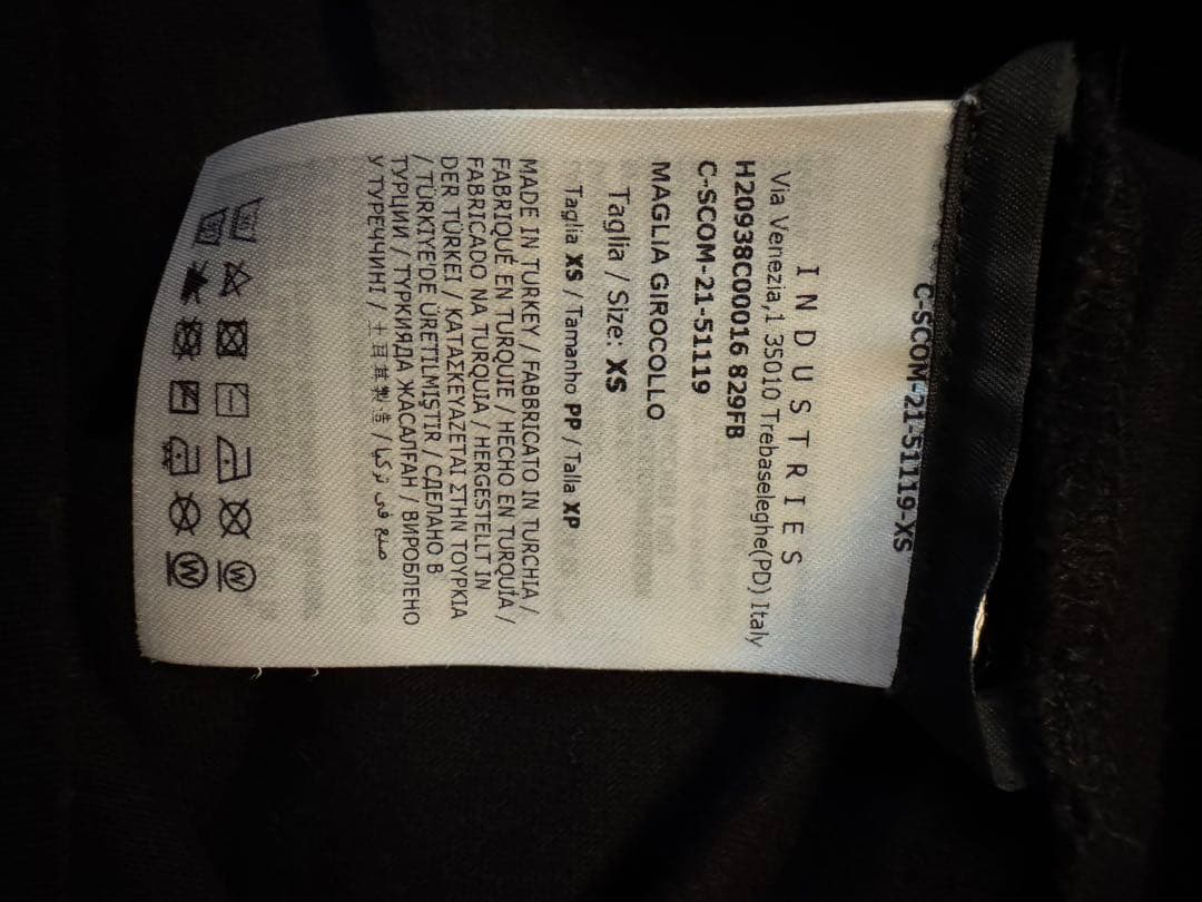 MONCLERモンクレール　ブラック　レディースロゴTシャツ