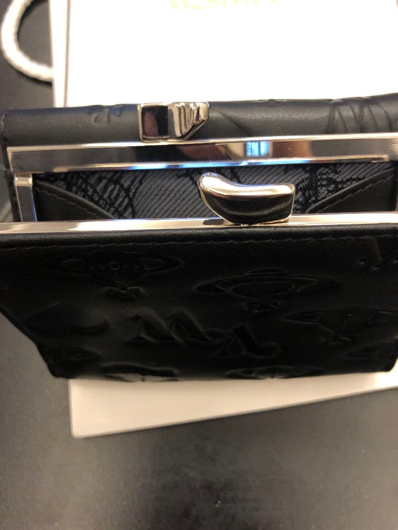 Vivienne Westwoodブラック エンボス 三つ折り財布