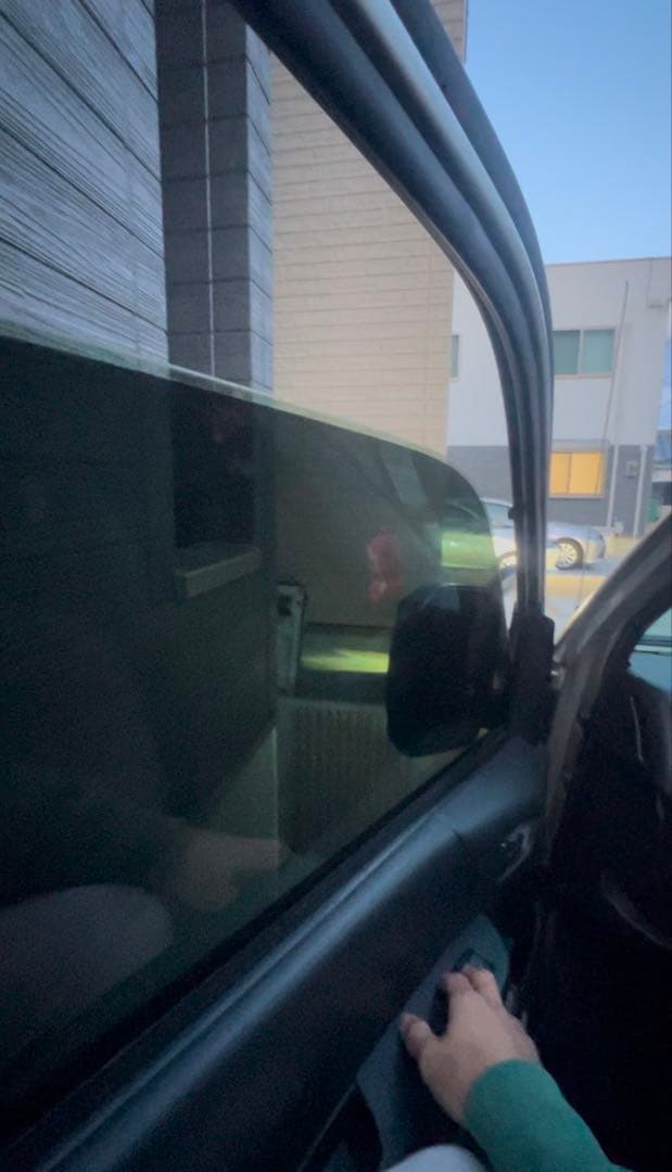 取り外し可能サンシェード風ウィンドウフィルム セミスモーク ハイエース 15%